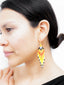 Boucles d'oreilles Artisanales Rouge, Orange & Or. Perles Embera. Porté Profil