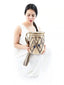 Mochilas Wayuu Beige & Bleu à Motifs - Taille M - Sac Colombie - Pose Accroupi