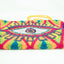 Pochette Soleico Clutch Wayuu avec Motif Oeil brodé Mauve Vert. Fait main motif Evil Eye. Artisanat Ethnique Responsable. Modèle similaire Enayim design Sac Colombien
