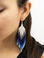Boucles d'oreilles artisanales Blanc, Bleu & Noir. Tradition Colombie. Porté 3/4