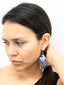 Boucles d'oreilles artisanales Bleu, Blanc & Or. Bijoux artisanaux. Porté tête