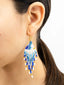 Boucles d'oreilles artisanales Bleu, Blanc & Or. Bijoux artisanaux. Porté 3/4