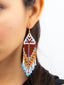 Boucles d'oreilles artisanales Marron, Orange & Blanc Taille M. Tradition Colombie. Porté 3/4