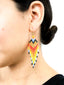 Boucles d'oreilles Artisanales Rouge, Orange & Or.  Perles Embera. Porté Profil