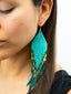 Boucles d'oreilles artisanales Turquoise, Vert & Or - Taille L. Tradition Colombie. Porté 3/4