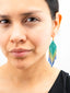  Boucles d'Oreilles artisanales Vert Emeraude, Bleu & Or. Tradition Colombie. Porté face2
