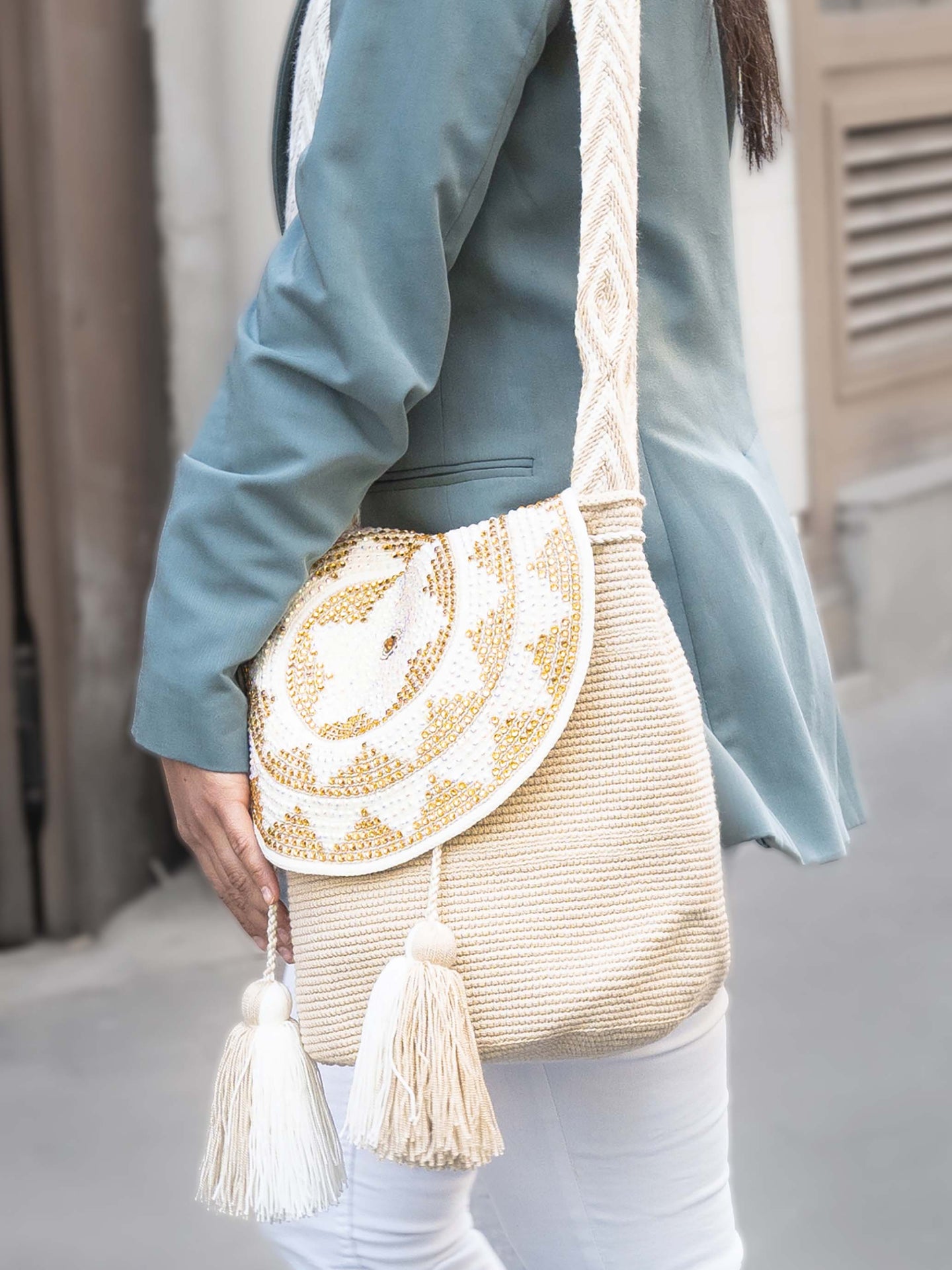 Mochilas Wayuu Beige et blanc avec rabat strass - Vue modèle Mochilas