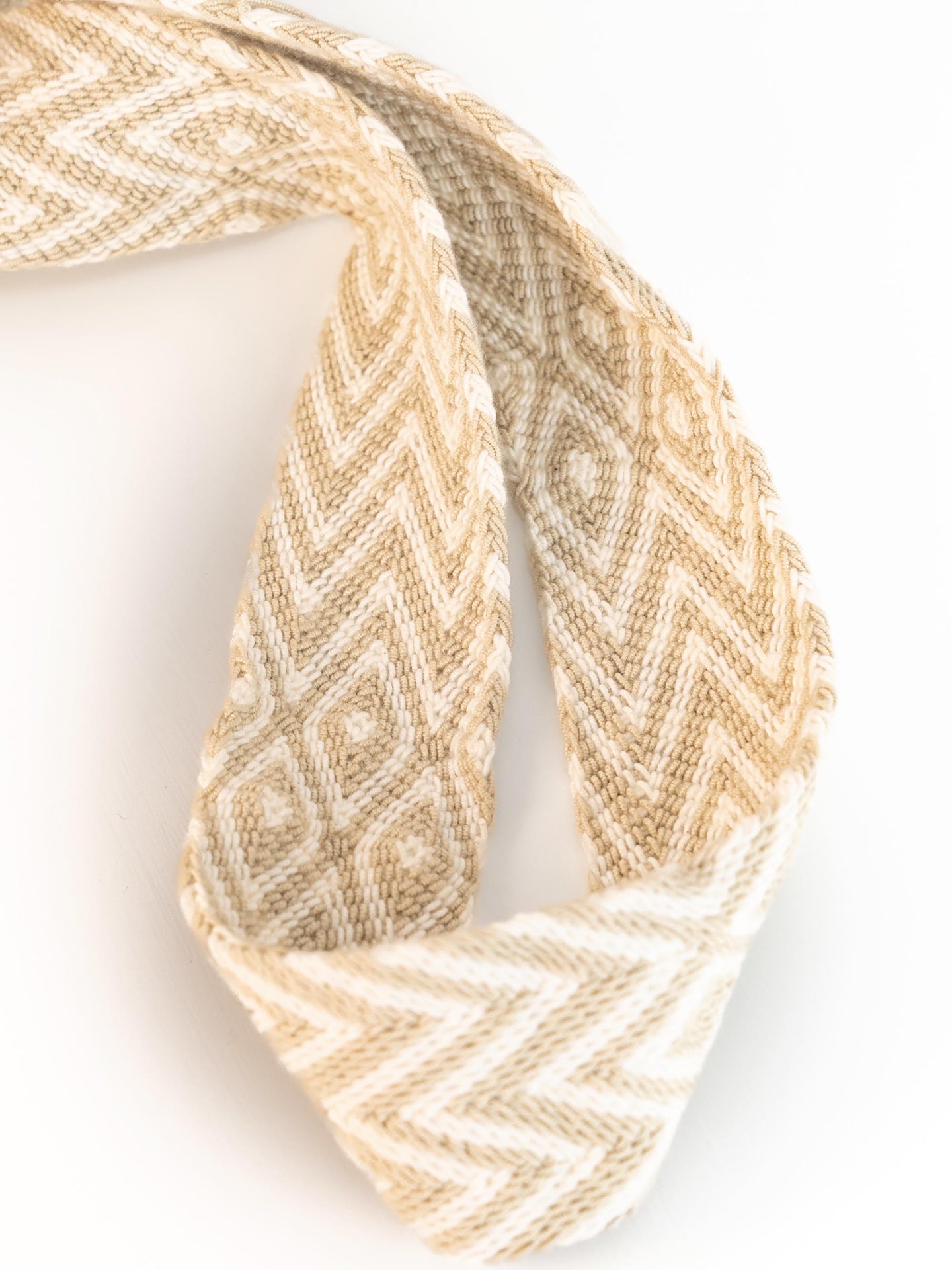 Mochilas Wayuu Beige et blanc avec rabat à strass Zoom Bandoulière