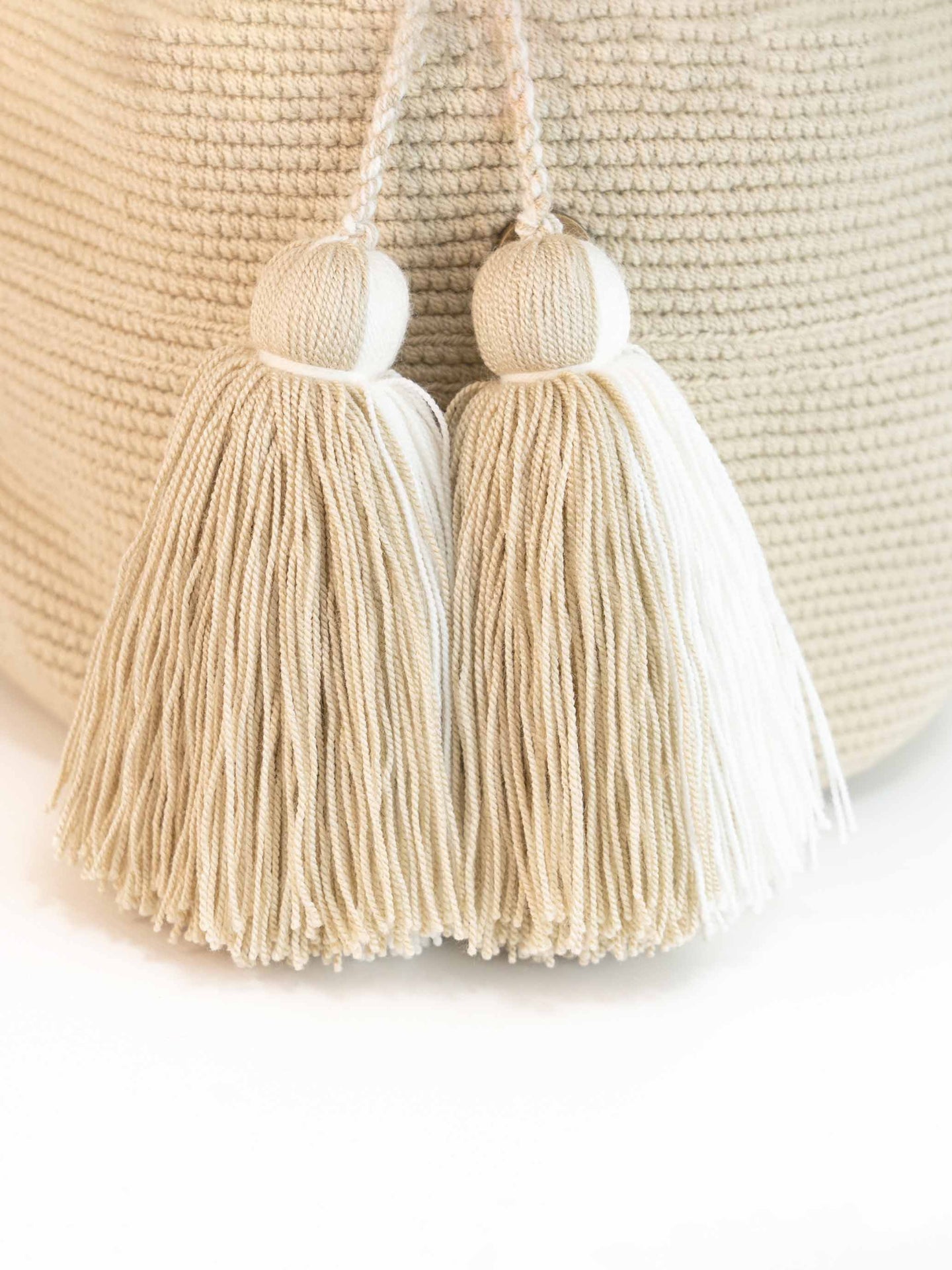 Mochilas Wayuu Beige et blanc avec rabat à strass Zoom Pompons