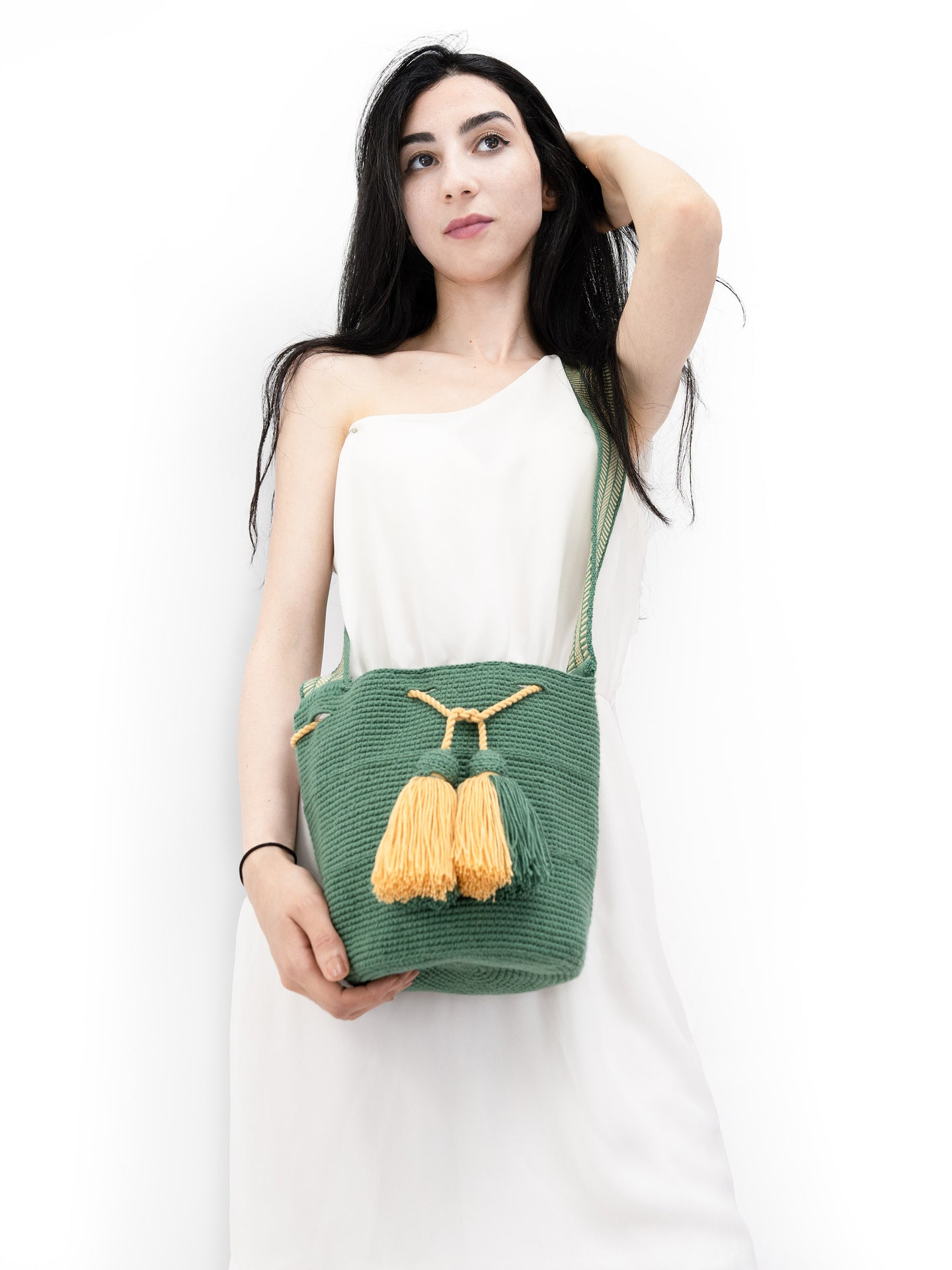Mochilas Wayuu Vert Vintage & Jaune paille - Taille M. Porté 3/4
