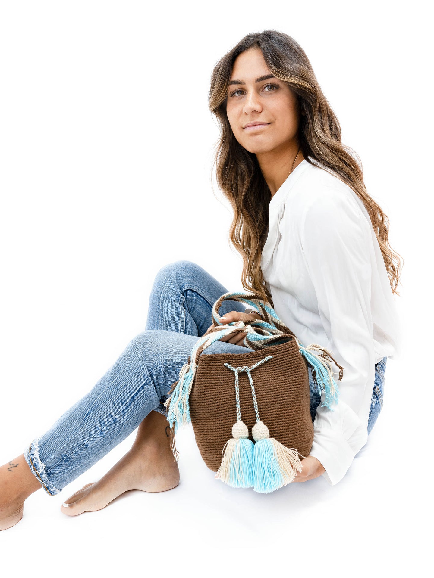 Soleico Petit Mochilas Wayuu Chocolat et Turquoise bohème chic issu d'Artisan du monde Modèle assis