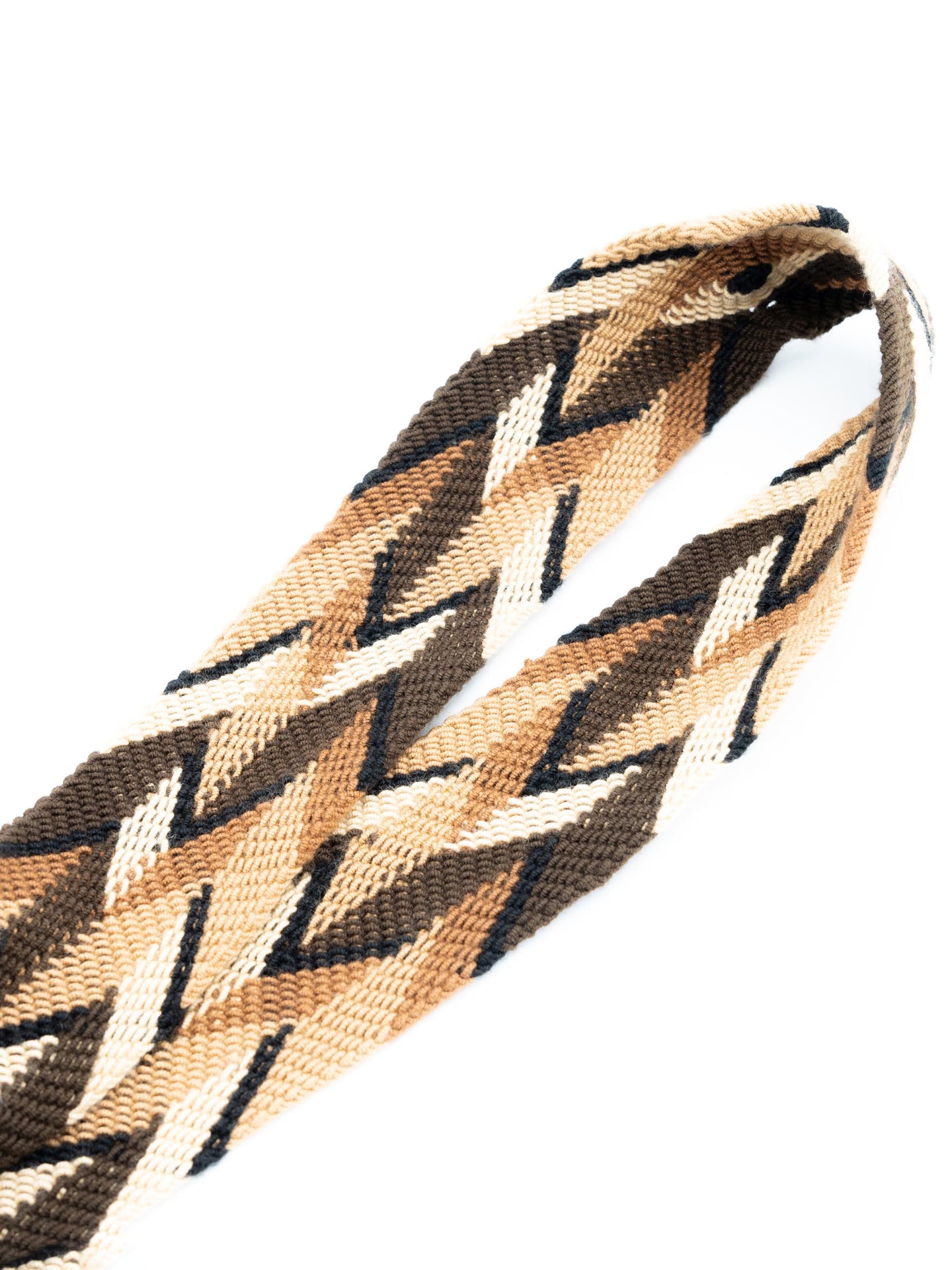 Mochilas Wayuu Marron avec Rabat à Strass. Vue bandoulière 1