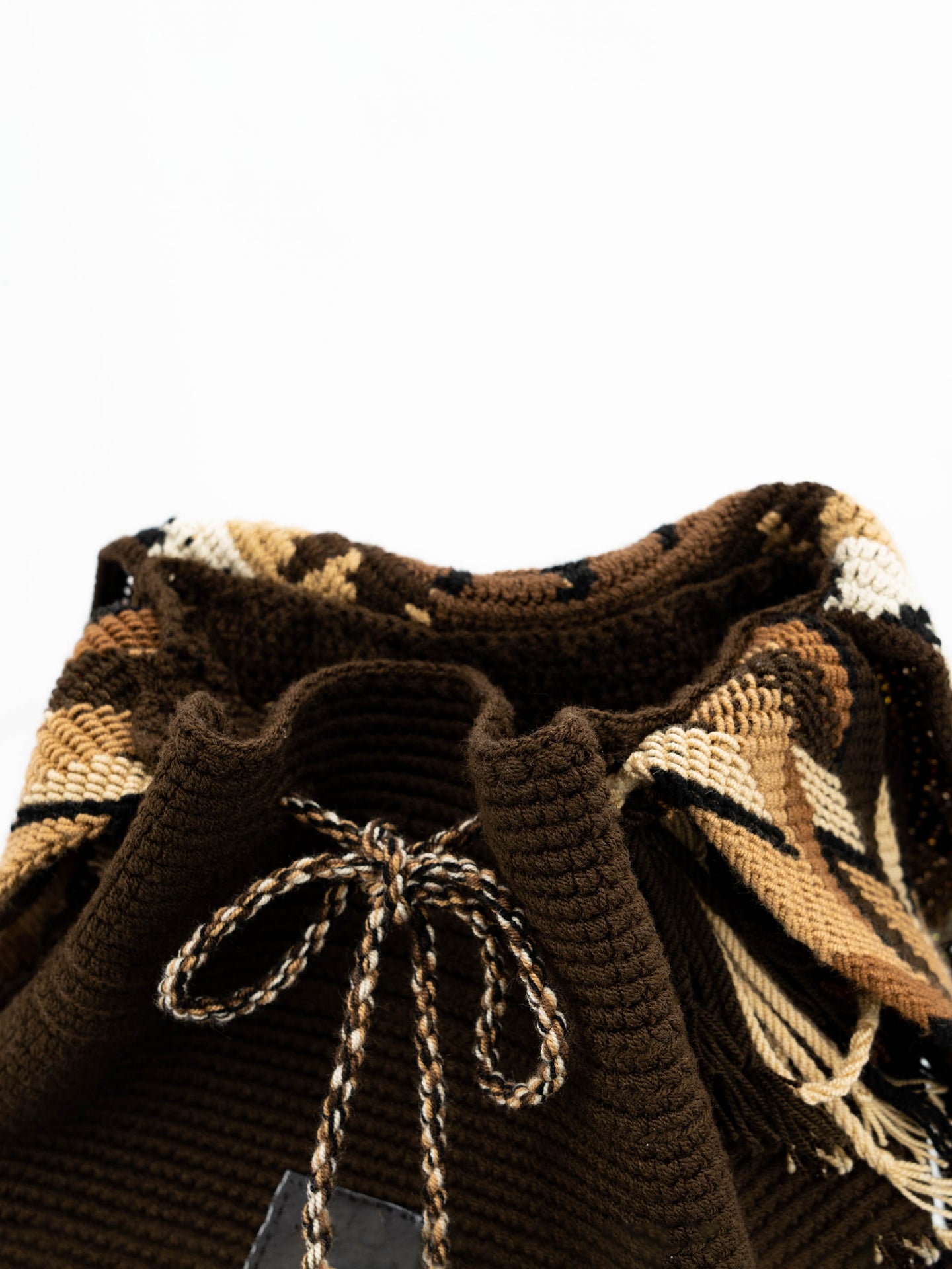 Mochilas Wayuu Marron avec Rabat à Strass. Zoom fermoir