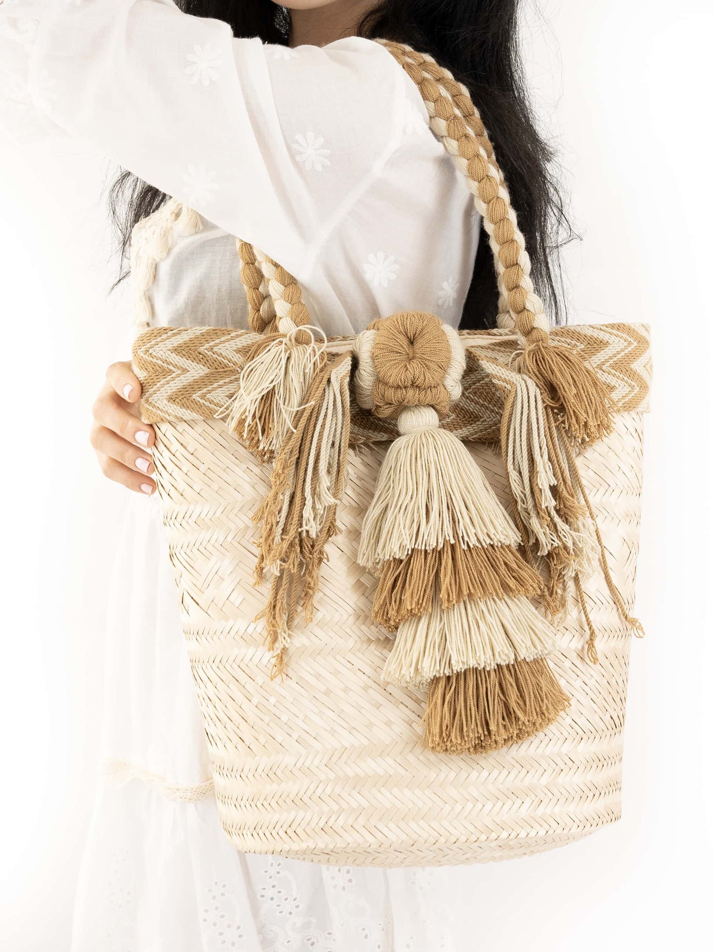 Cabas en paille Beige et Camel à motifs & pompons. Bohème Chic.  Porté Profil