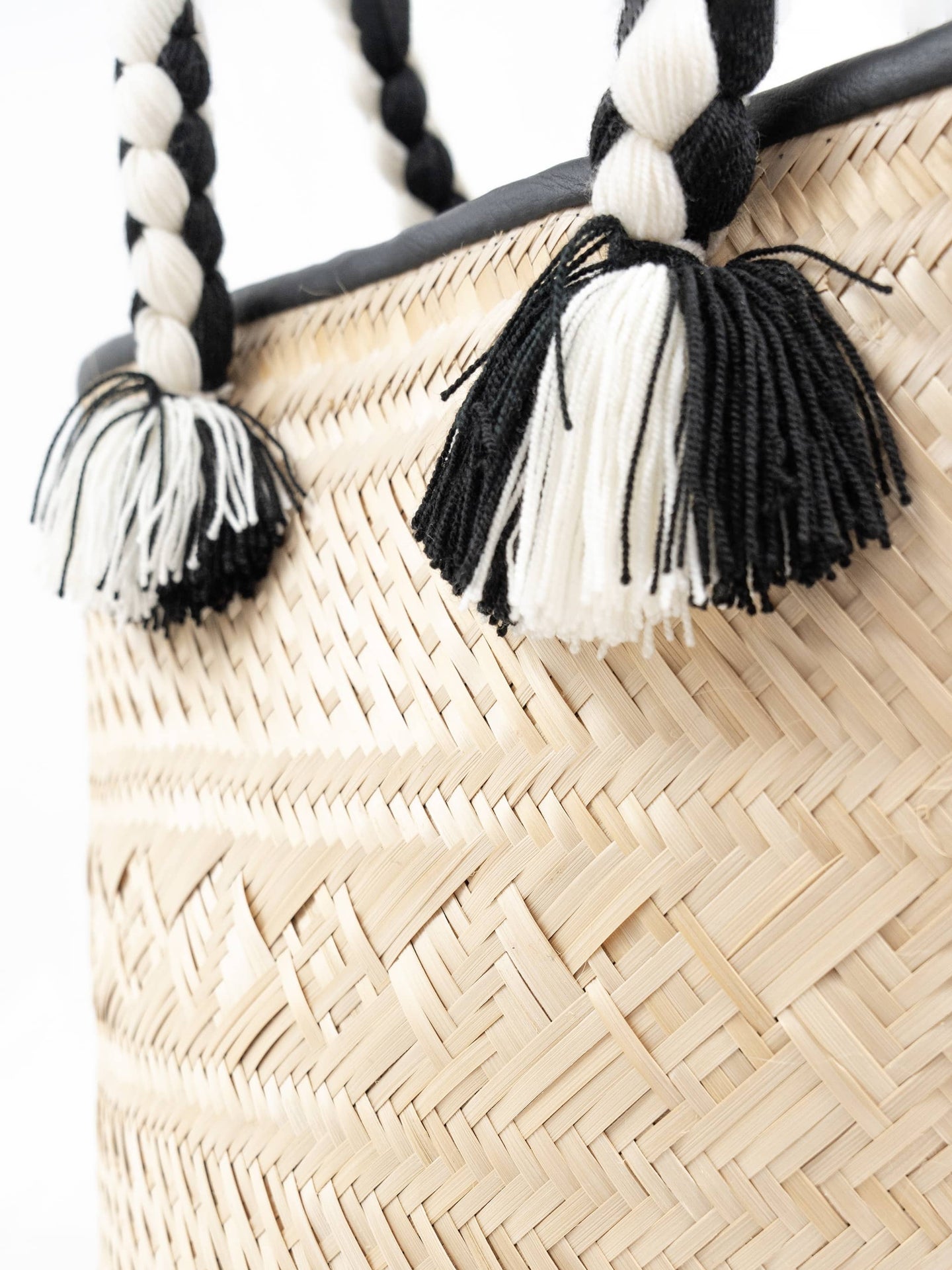 Cabas Wayuu en paille tressée Noir et Blanc, motif & pompons- Cabas paille | Sac Wayuu | Sac à main Bohème Chic