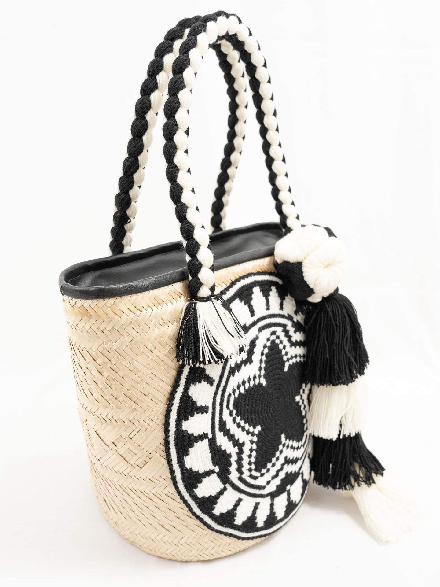 Cabas Wayuu en paille tressée Noir et Blanc, motif & pompons- Cabas paille | Sac Wayuu | Sac à main Bohème Chic