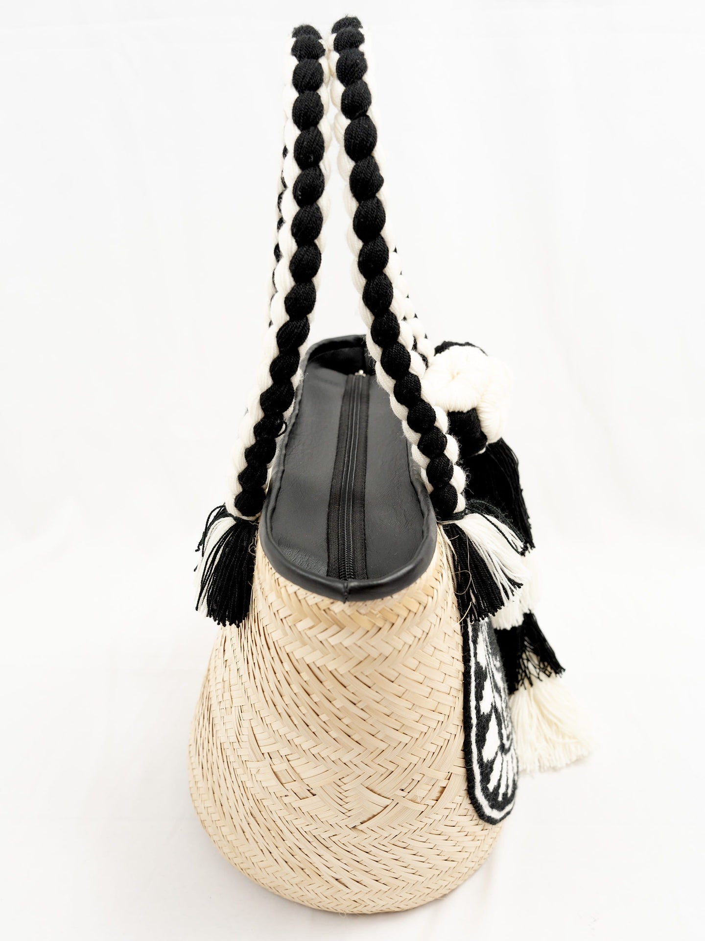 Cabas Wayuu en paille tressée Noir et Blanc, motif & pompons- Cabas paille | Sac Wayuu | Sac à main Bohème Chic