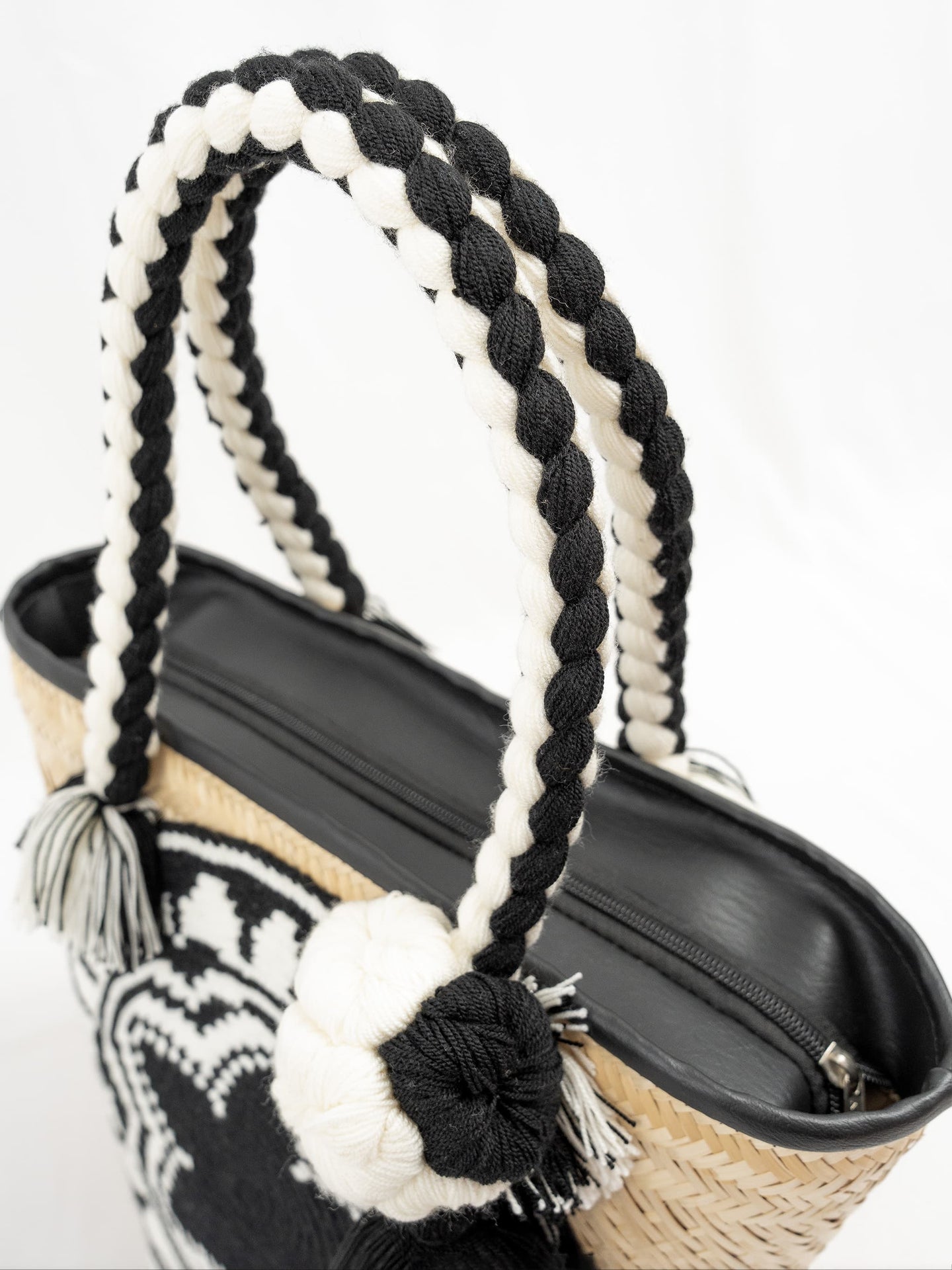 Cabas Wayuu en paille tressée Noir et Blanc, motif & pompons- Cabas paille | Sac Wayuu | Sac à main Bohème Chic