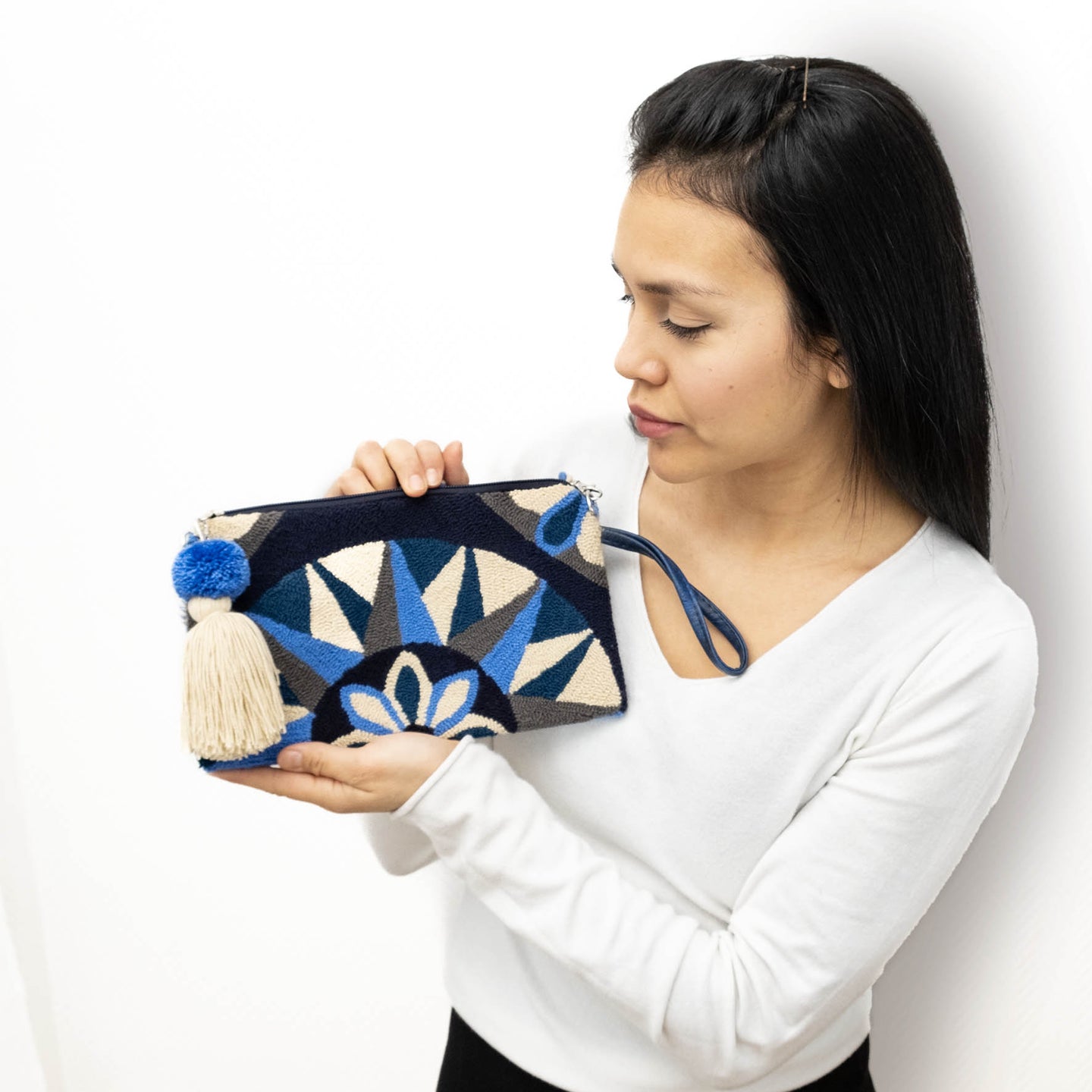 Mochilas Wayuu Pochette brodée Bleu, gris et beige. pochette Clutch Artisan du monde