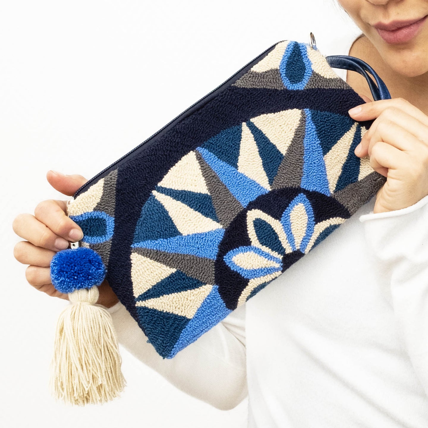 Mochilas Wayuu Pochette brodée Bleu, gris et beige. pochette Clutch Artisan du monde