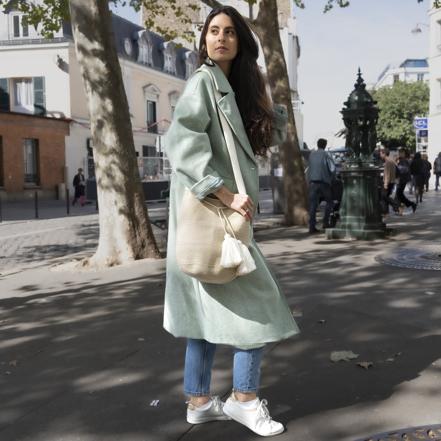 Soleico sac colombien bandoulère Sac iconique Wayuu Beige & blanc Bohème chic Modèle profil rue