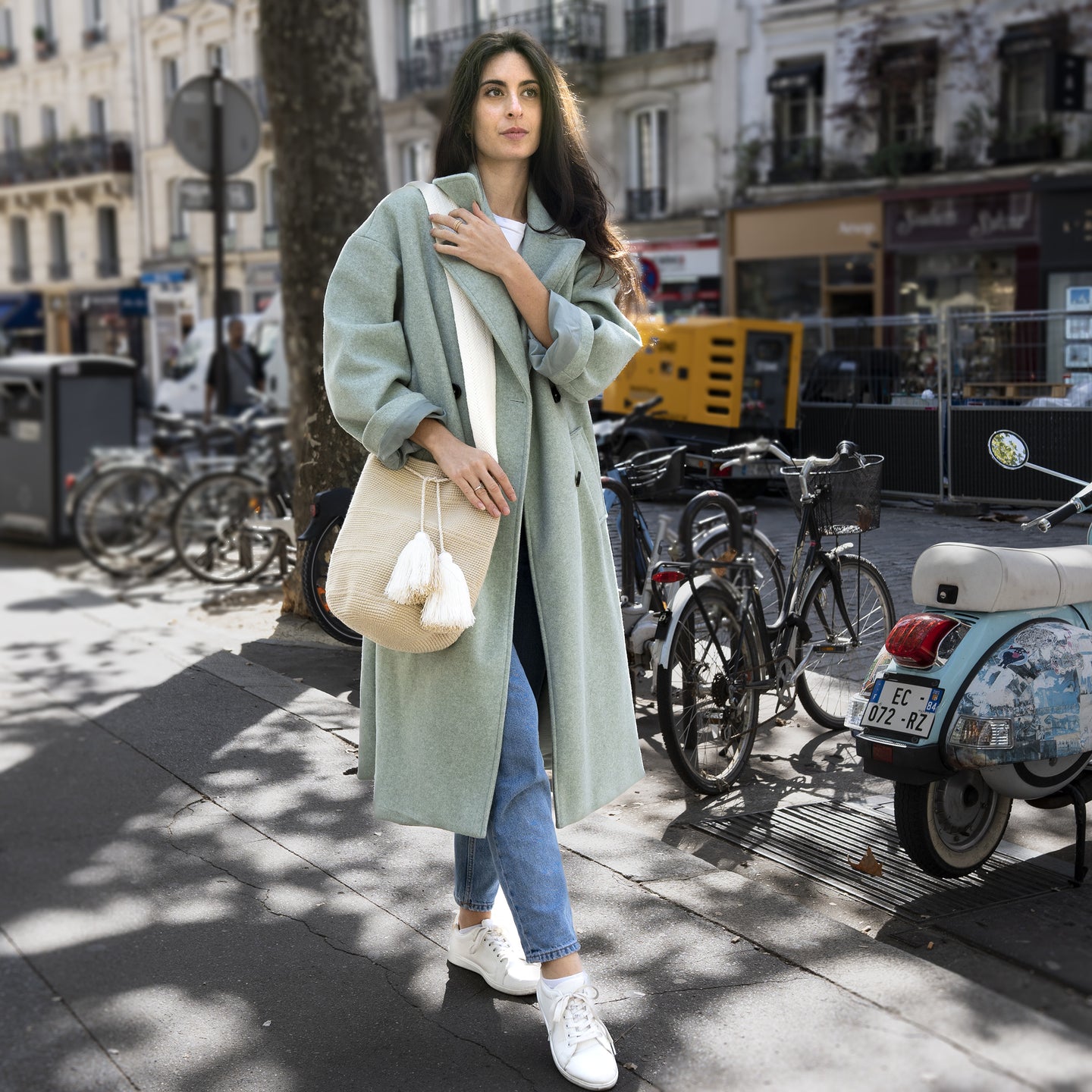 Soleico sac colombien bandoulère Sac iconique Wayuu Beige & blanc Bohème chic Modèle marchant dans la rue