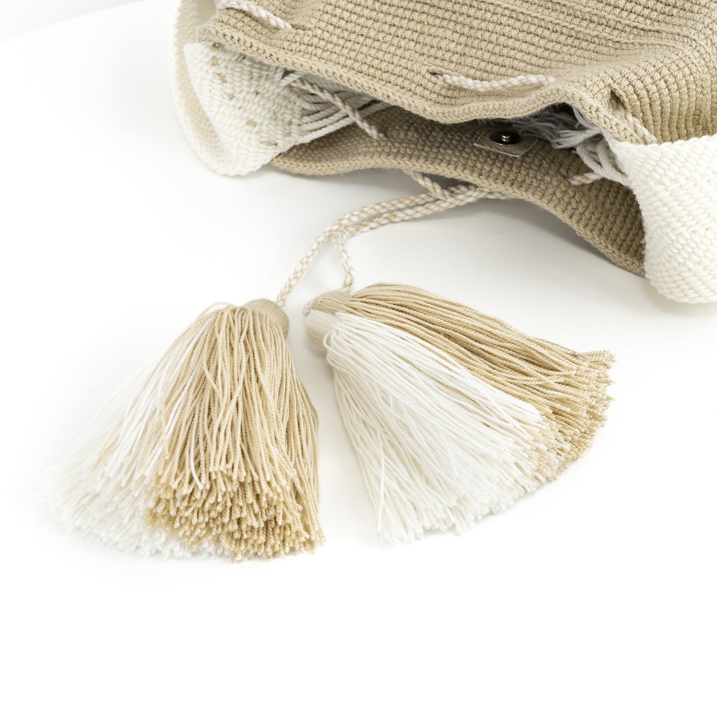 Soleico sac colombien bandoulère Sac iconique Wayuu Beige & blanc Bohème chic Zoom Pompons